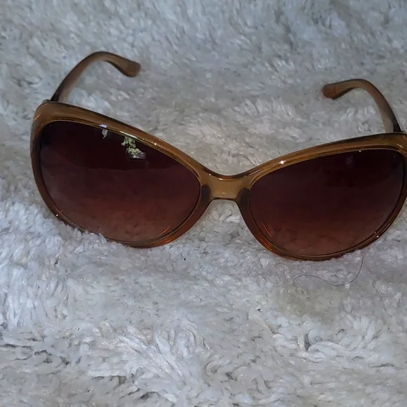 Elle | Accessories | Elle Light Brown Sunnies | Poshmark display picture 3